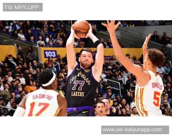 东契奇后撤步三分绝杀庆祝时刻与老队友小乔丹击掌共庆辉煌